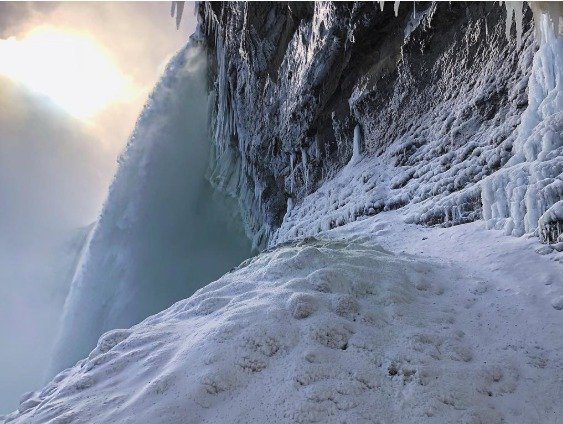 USA a Kanadu svírají mrazy, zamrzly dokonce i Niagarské vodopády, (23.01.2019).
