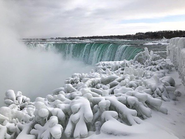 USA a Kanadu svírají mrazy, zamrzly dokonce i Niagarské vodopády, (23.01.2019).