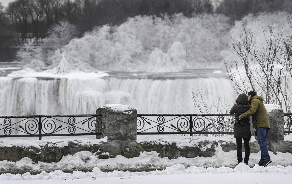 USA a Kanadu svírají mrazy, zamrzly dokonce i Niagarské vodopády, (23.01.2019).