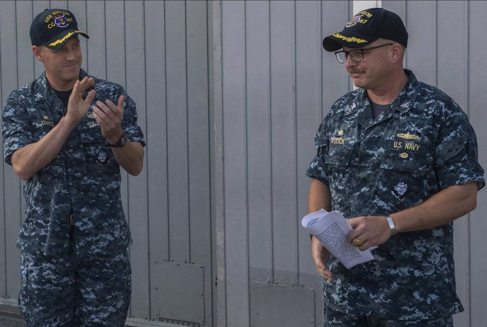 Americké námořnictvo. Kapitán Aycock (vpravo)