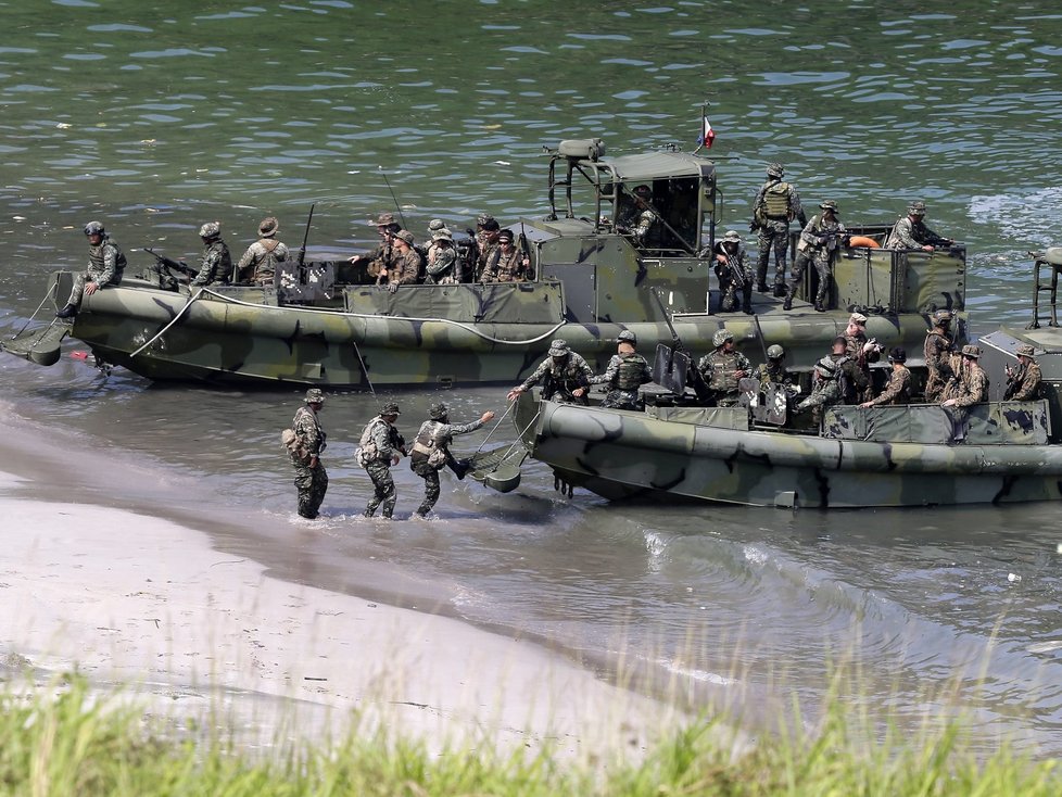 Americká armáda řeší skandál: Mariňáci si mezi sebou posílali nahé fotky svých kolegyň.