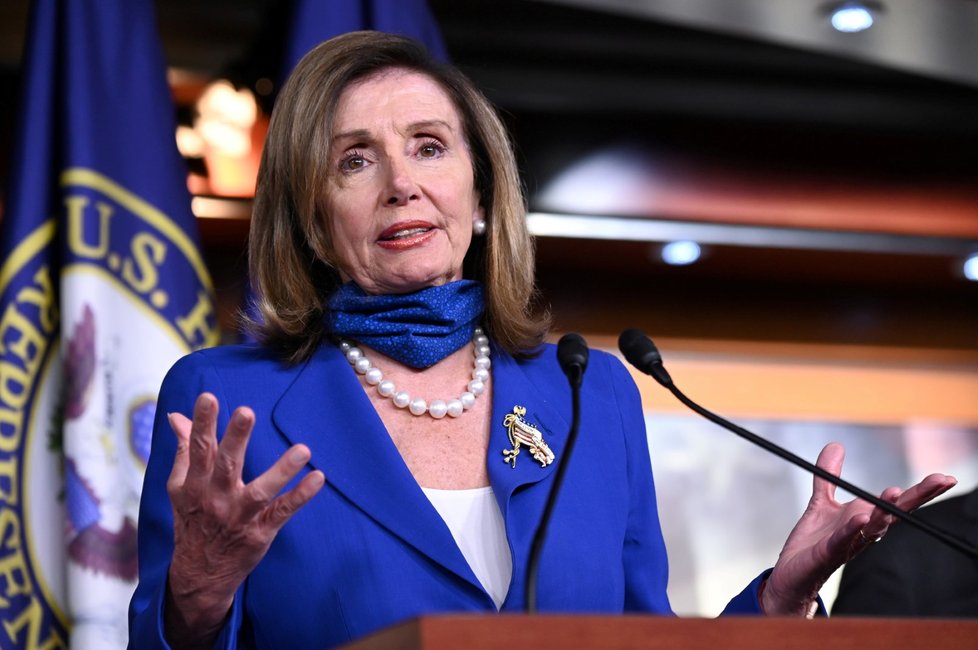 Šéfka americké Sněmovny reprezentantů Nancy Pelosiová oznámila, že v této komoře Kongresu zákondárci i zaměstnanci musejí během pandemie covidu-19 nosit roušky.