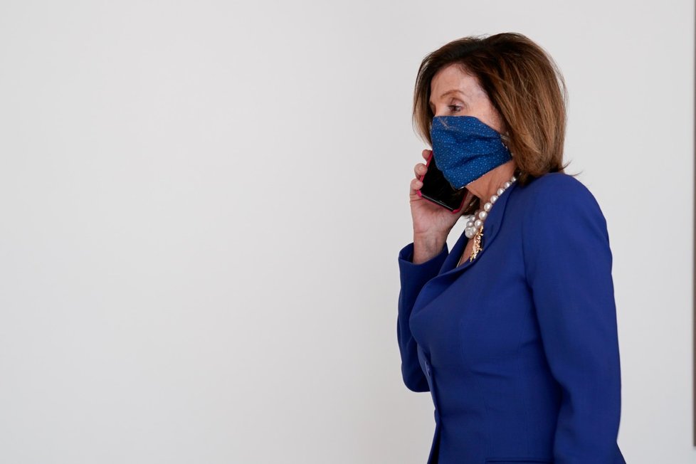 Šéfka americké Sněmovny reprezentantů Nancy Pelosiová oznámila, že v této komoře Kongresu zákondárci i zaměstnanci musejí během pandemie covidu-19 nosit roušky.
