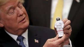 Trump schválil nové mise, astronauti se vydají na Měsíc a na Mars.