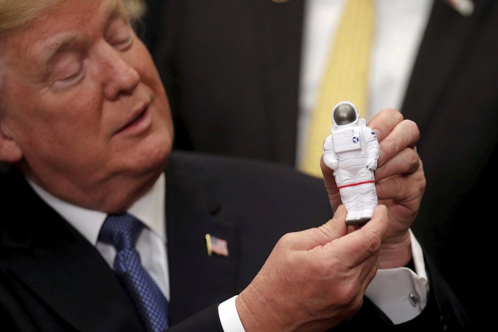 Trump schválil nové mise, astronauti se vydají na Měsíc a na Mars.