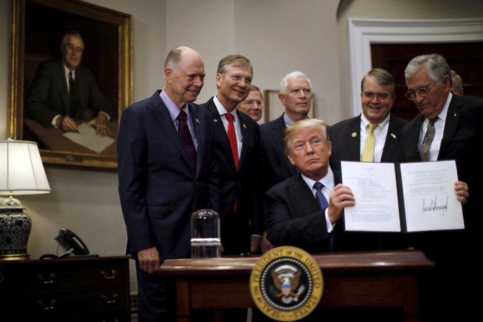 Trump schválil nové mise, astronauti se vydají na Měsíc a na Mars.