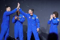 NASA odtajnila posádku Artemis 2: Tihle astronauti poletí k Měsíci, mezi nimi i první žena