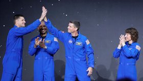 NASA odtajnila posádku Artemis 2: Tihle astronauti poletí k Měsíci, mezi nimi i první žena