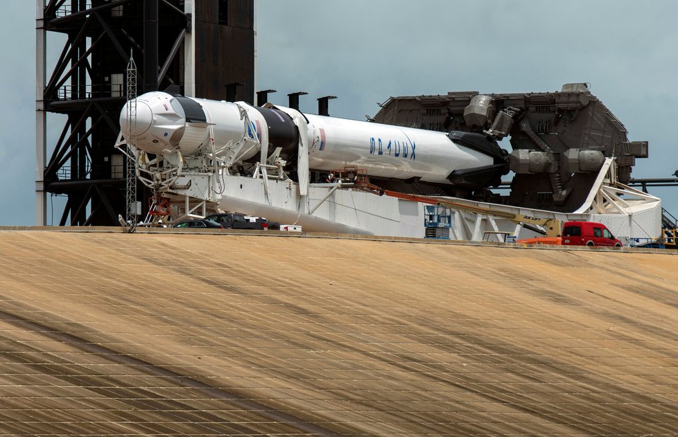 K ISS odstartují astronauti NASA v nové lodi Crew Dragon