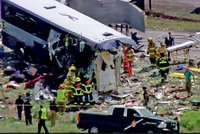 Kamion smetl na dálnici plný autobus: Sedm mrtvých a mnoho zraněných