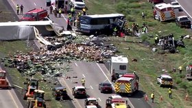 Nejméně sedm lidí přišlo o život při čtvrtečním střetu autobusu s kamionem na dálnici v Novém Mexiku na jihu USA. Řada dalších lidí utrpěla vážná zranění.