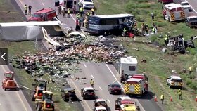 Nejméně sedm lidí přišlo o život při čtvrtečním střetu autobusu s kamionem na dálnici v Novém Mexiku na jihu USA. Řada dalších lidí utrpěla vážná zranění.