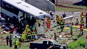 Při srážce kamionu a autobusu v Novém Mexiku zemřelo 8 lidí.