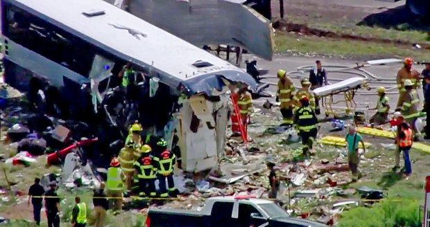 Kamion smetl na dálnici plný autobus: Sedm mrtvých a mnoho zraněných    