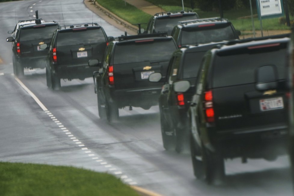 Kolona prezidenta Donalda Trumpa měla nehodu, tři strážníci skončili v nemocnici.