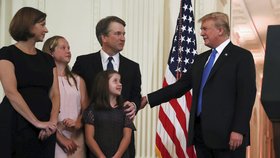 Brett Kavanaugh, kandidát prezidenta Donalda Trumpa na soudce Nejvyššího soudu Spojených států. Na snímku s prezidentem USA Trumpem a rodinou.