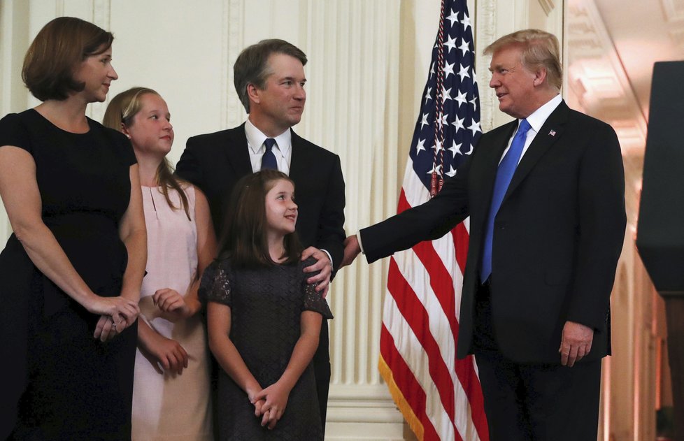 Brett Kavanaugh, kandidát prezidenta Donalda Trumpa na soudce Nejvyššího soudu Spojených států. Na snímku s prezidentem USA Trumpem a rodinou.