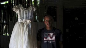 Arnovis Guidos Portillo byl po neúspěšném útěku deportován zpátky do Salvadoru, jeho dcera zůstává v péči amerických úřadů. Oblíbené šaty jeho dcery Meybelin.