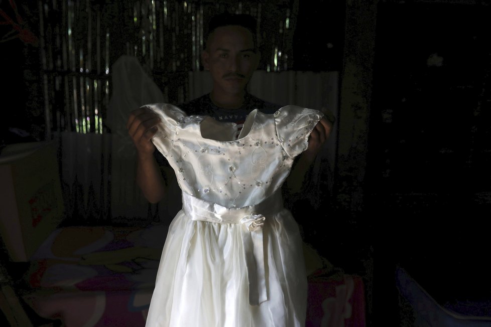 Arnovis Guidos Portillo byl po neúspěšném útěku deportován zpátky do Salvadoru, jeho dcera zůstává v péči amerických úřadů. Oblíbené šaty jeho dcery Meybelin.