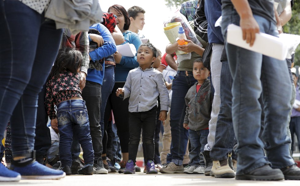 Americký prezident Trump chce vyhošťovat migranty bez soudů.