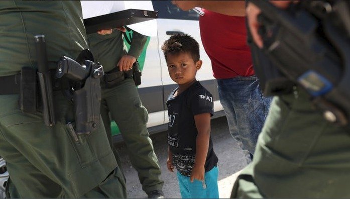 Chlapec sleduje, jak jeho rodiče zatýká imigrační policie.