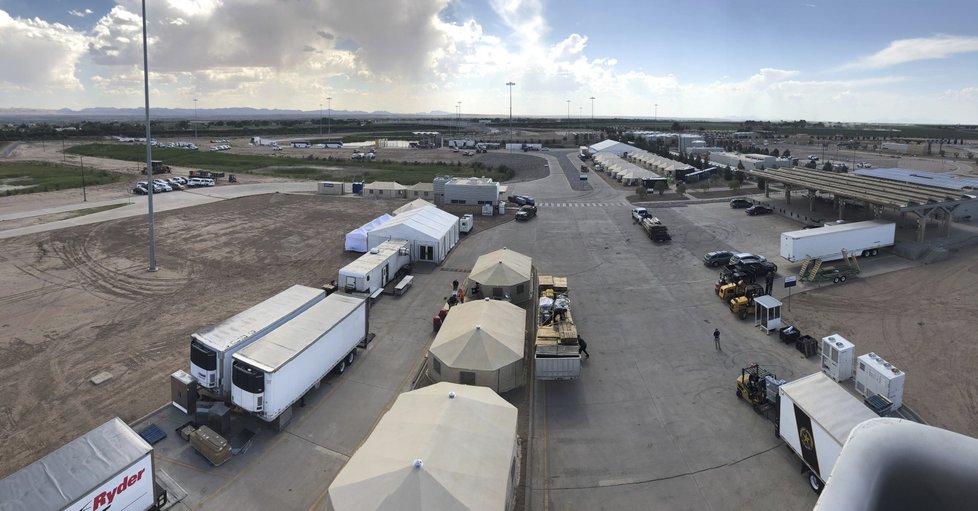 Nulová tolerance Trumpovy vlády vedla k rozdělování rodin migrantů na hranicích. Rodiče putovali do vazby, děti do detenčních center.