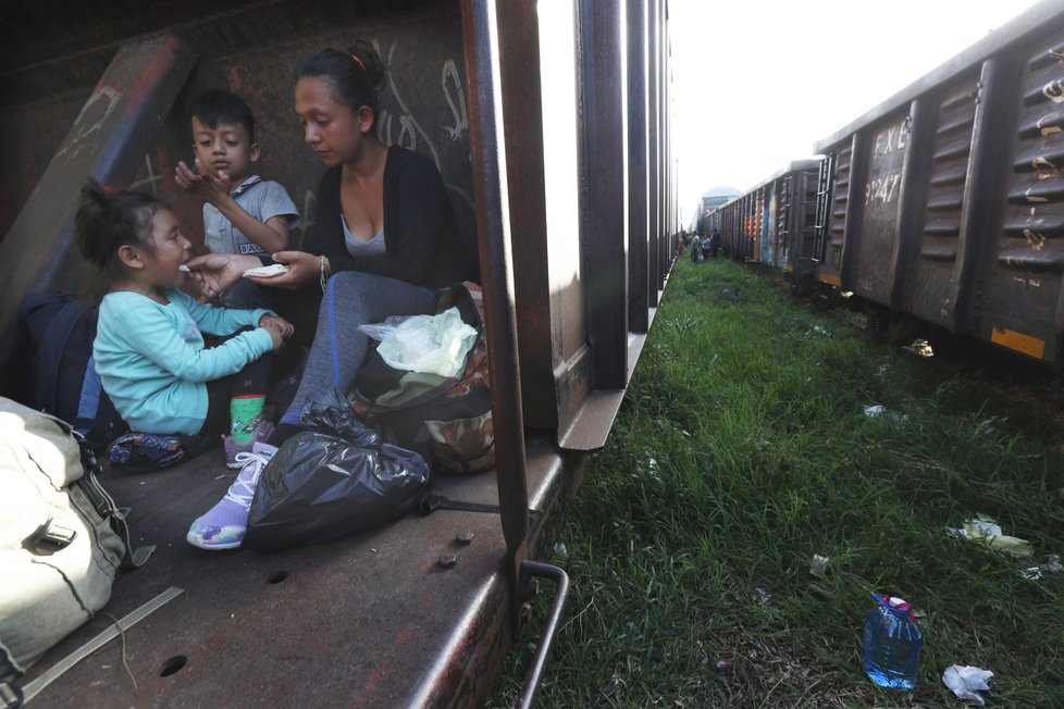 Jihoameričtí migranti se snaží do USA dostat jakýmkoliv způsobem, někteří riskují a zkoušejí přeplavat řeku Rio Grande.