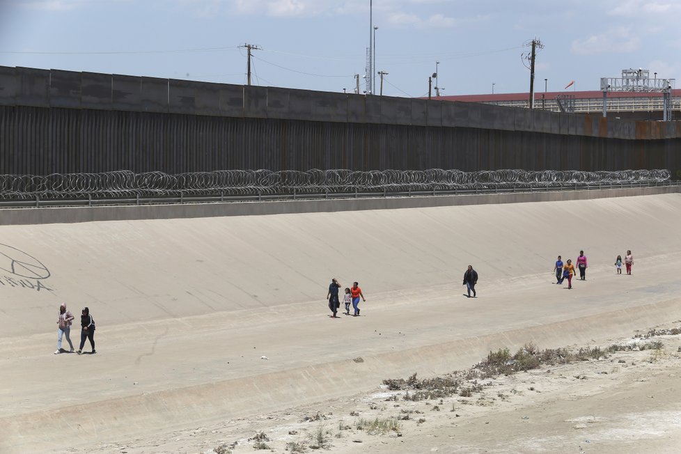 Jihoameričtí migranti se snaží do USA dostat jakýmkoliv způsobem, někteří riskují a zkoušejí přeplavat řeku Rio Grande.