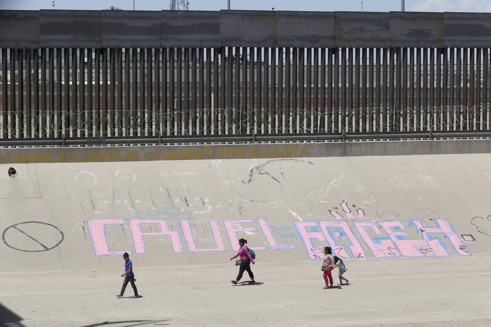 Jihoameričtí migranti se snaží do USA dostat jakýmkoliv způsobem, někteří riskují a zkoušejí přeplavat řeku Rio Grande.