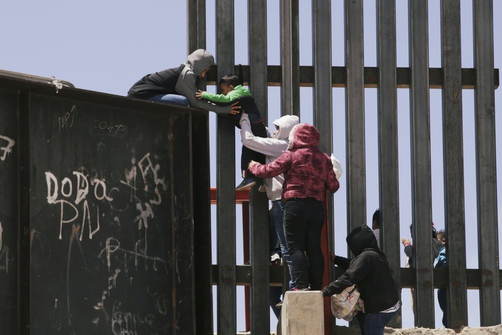 Jihoameričtí migranti se snaží do USA dostat jakýmkoliv způsobem, někteří riskují a zkoušejí přeplavat řeku Rio Grande.