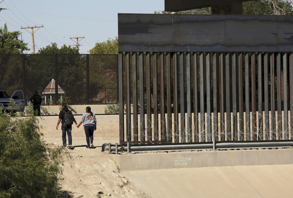 Středoameričtí migranti se snaží do USA dostat jakýmkoliv způsobem, někteří riskují a zkoušejí přeplavat řeku Rio Grande.