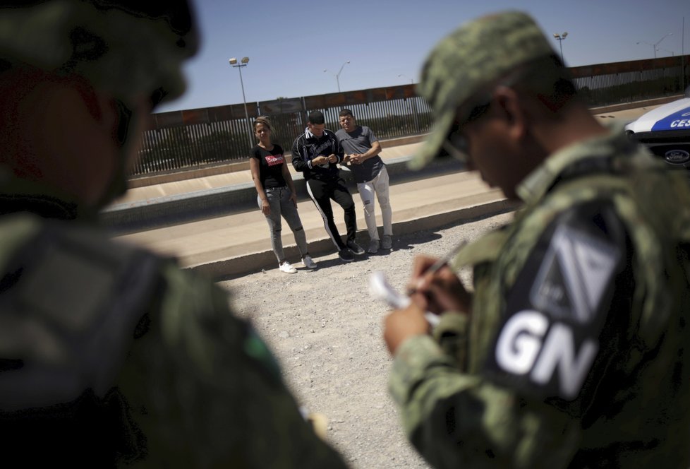 Hranice hlídá mexická i americká národní garda.