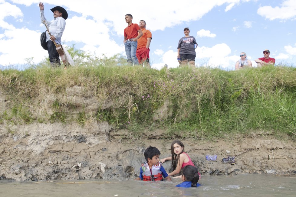 Migranti v řece Rio Grande.