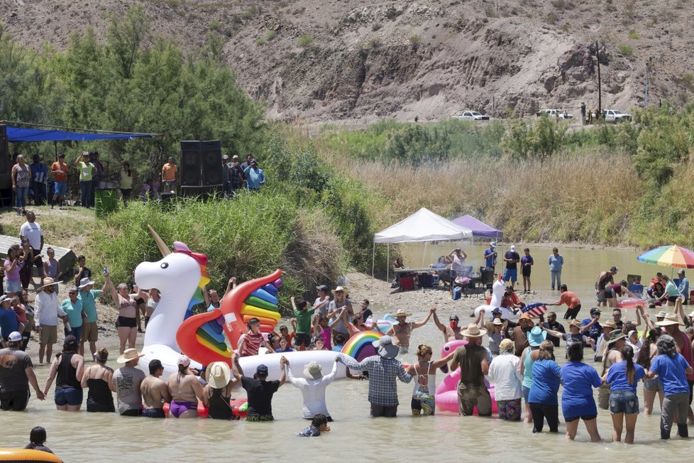 Jihoameričtí migranti oslavují přechod řeky Rio Grande na americkou stranu.