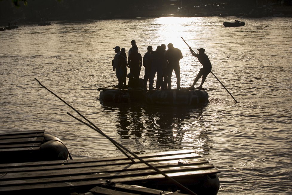 Jihoameričtí migranti se snaží do USA dostat jakýmkoliv způsobem, někteří riskují a zkoušejí přeplavat řeku Rio Grande.