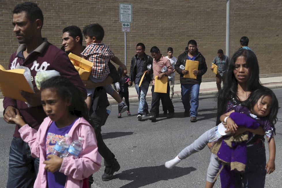 Nulová tolerance Trumpovy vlády vedla k rozdělování rodin migrantů na hranicích. Rodiče putovali do vazby, děti do detenčních center.