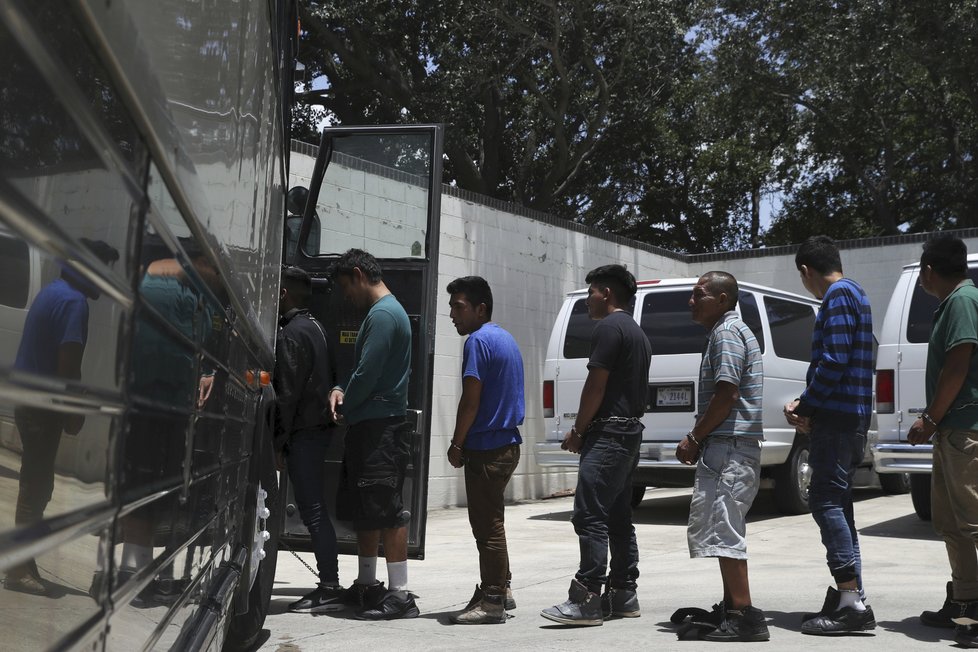 Nulová tolerance Trumpovy vlády vedla k rozdělování rodin migrantů na hranicích. Rodiče putovali do vazby, děti do detenčních center.