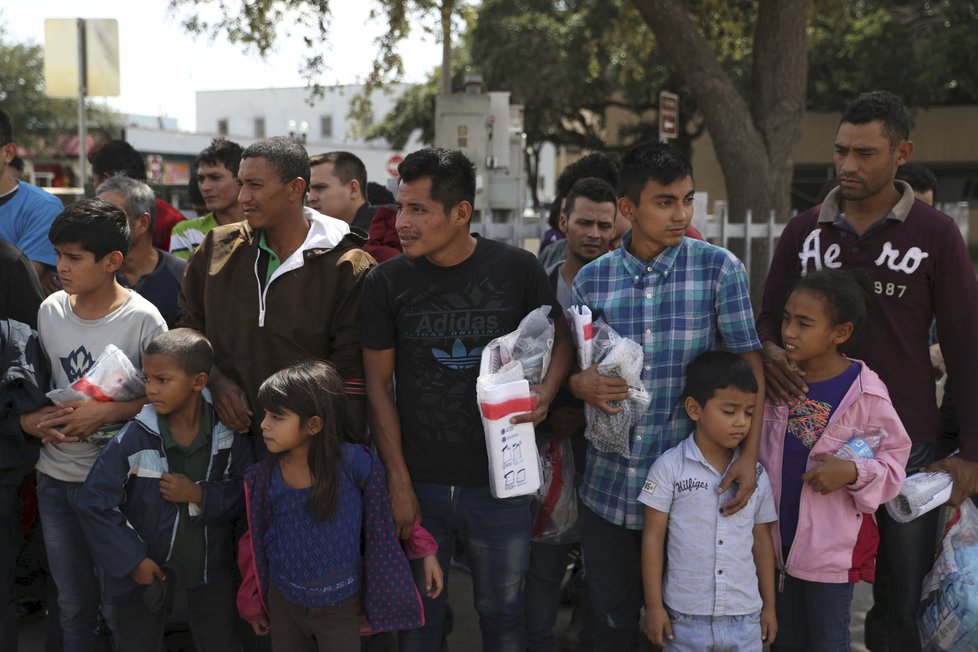 Nulová tolerance Trumpovy vlády vedla k rozdělování rodin migrantů na hranicích. Rodiče putovali do vazby, děti do detenčních center.