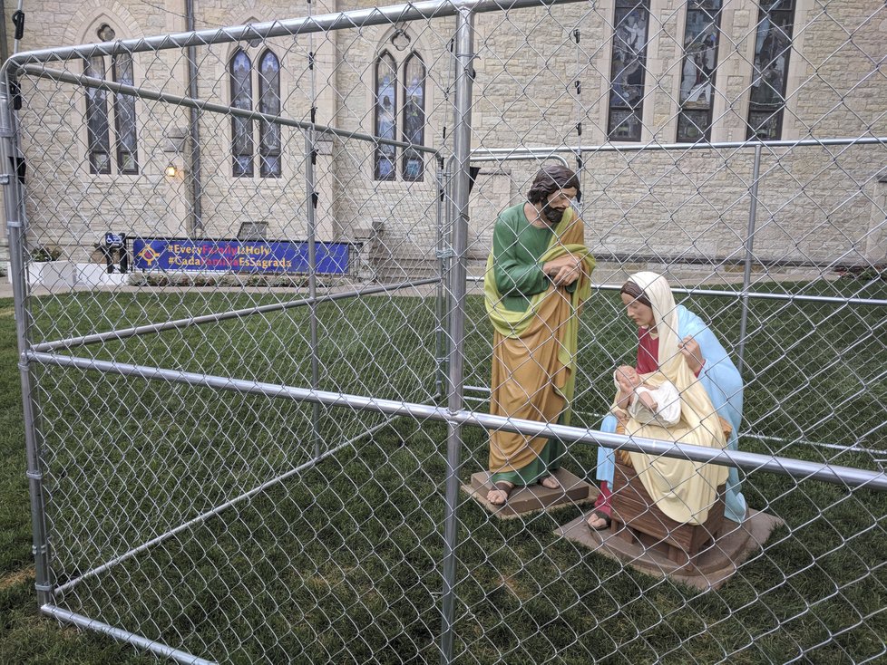 Američané Trumpovu politiku nulové tolerance a rozdělování rodin velmi kritizovali. V Indianapolis na protest do klece zavřeli Pannu Marii s Ježíškem a sv. Josefem.