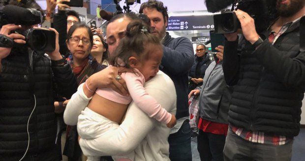 „Přestaňte ubližovat rodinám,“ vzkazují migranti Trumpovi. Úřady po měsíci vrátily roční holčičku