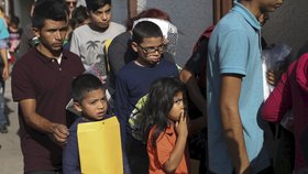 První stovky dětí nelegálních migrantů byly propuštěny z internátní péče.