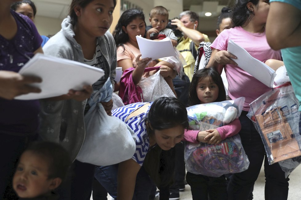 První stovky dětí nelegálních migrantů byly propuštěny z internátní péče.