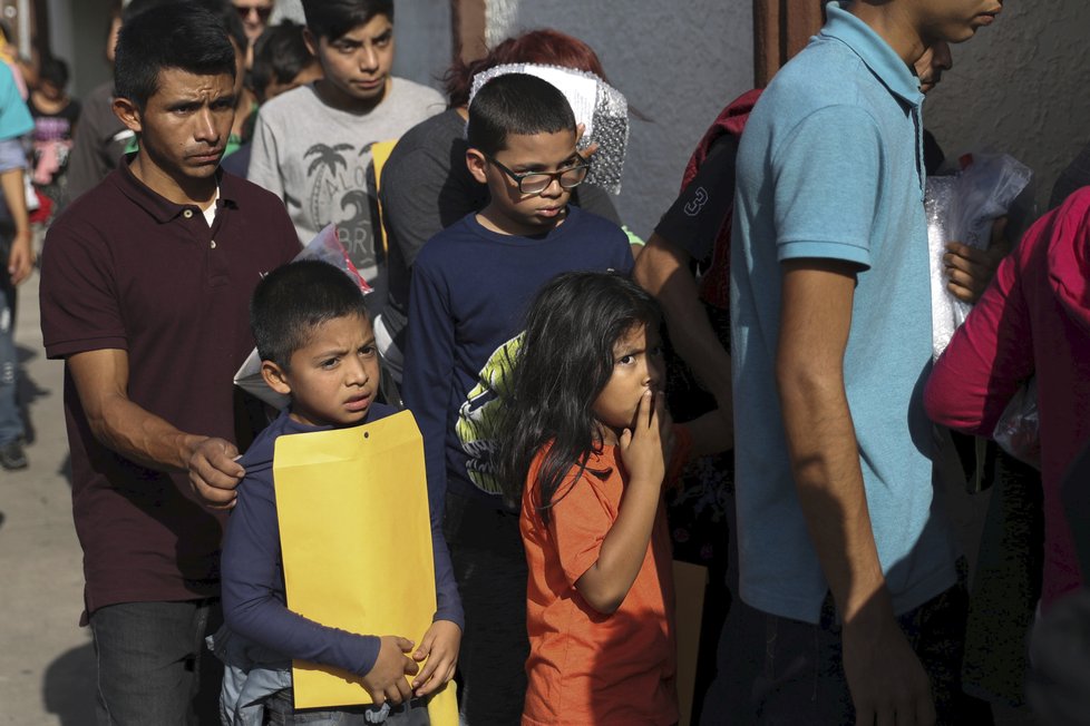 Nulová tolerance Trumpovy vlády vedla k rozdělování rodin migrantů na hranicích. Rodiče putovali do vazby, děti do detenčních center.