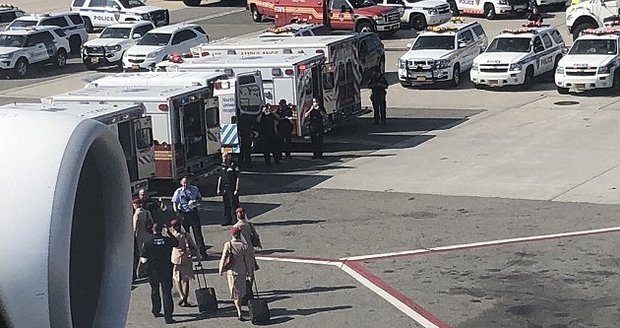 Poplach na letišti v New Yorku: Let z Dubaje byl v karanténě, 10 lidí skončilo v nemocnici