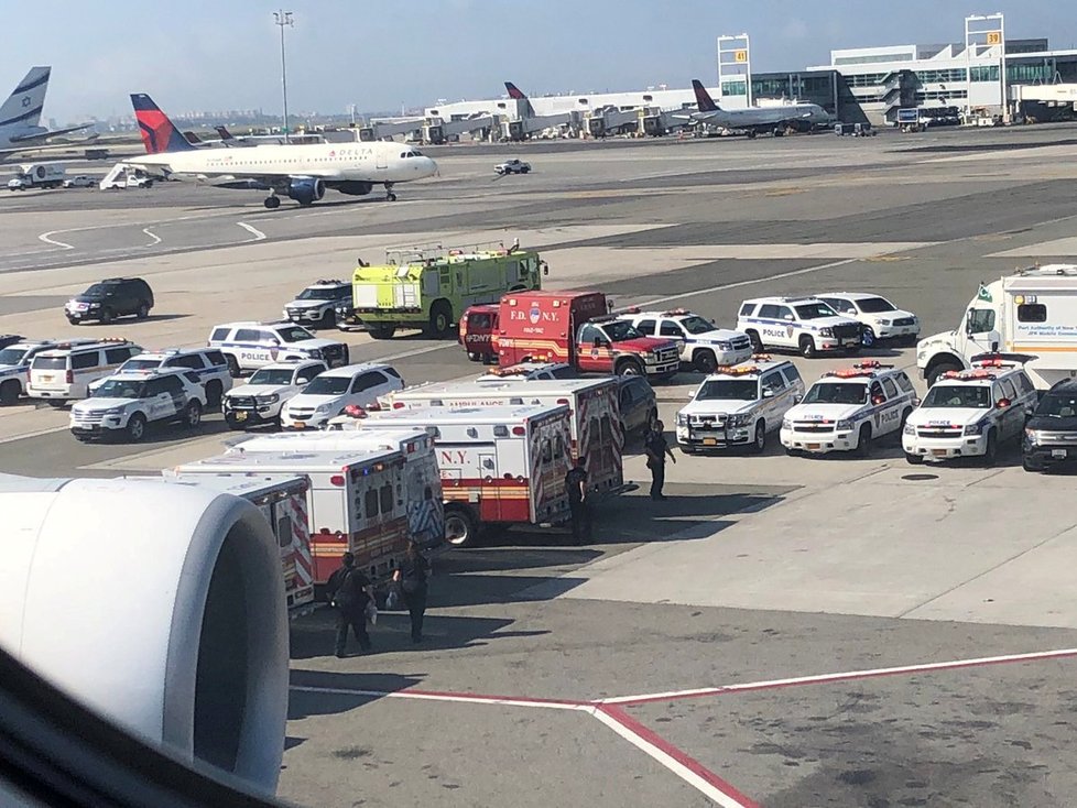 Zhruba stovka cestujících linkového letu z Dubaje do New Yorku dnes pocítila nevolnost, kvůli čemuž byl letoun společnosti Emirates na newyorském Kennedyho letišti odstaven mimo příletový terminál.