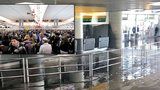 Potopa na letišti v New Yorku. Cestující museli evakuovat ze zatopené haly 