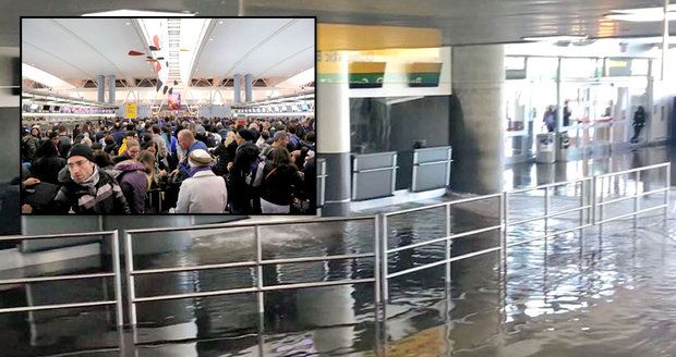 Potopa na letišti v New Yorku. Cestující museli evakuovat ze zatopené haly 