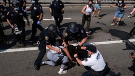 Policie v New Yorku čelí obviněním, že unáší demonstranty