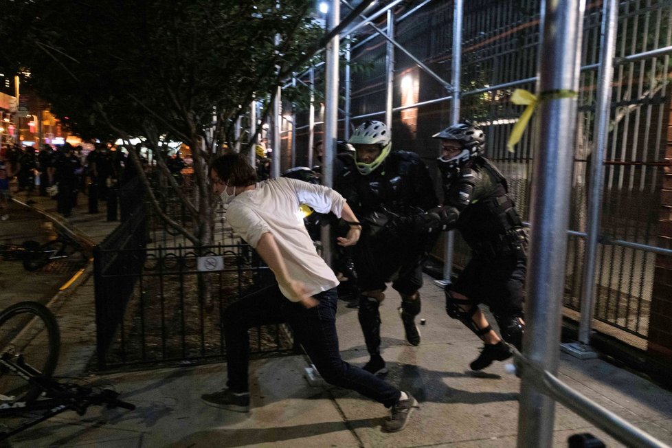 Policie v New Yorku čelí obviněním, že unáší demonstranty.