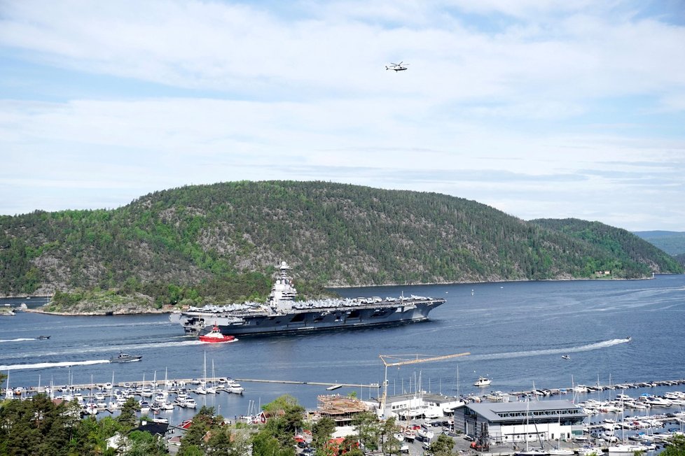 Americká letadlová loď Gerald Ford v Norsku.